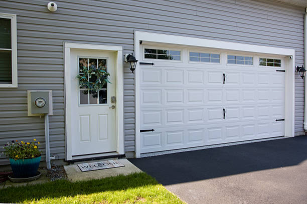 24/7 Emergency Garage Door Roller Replacement experts in Thunderbolt, GA